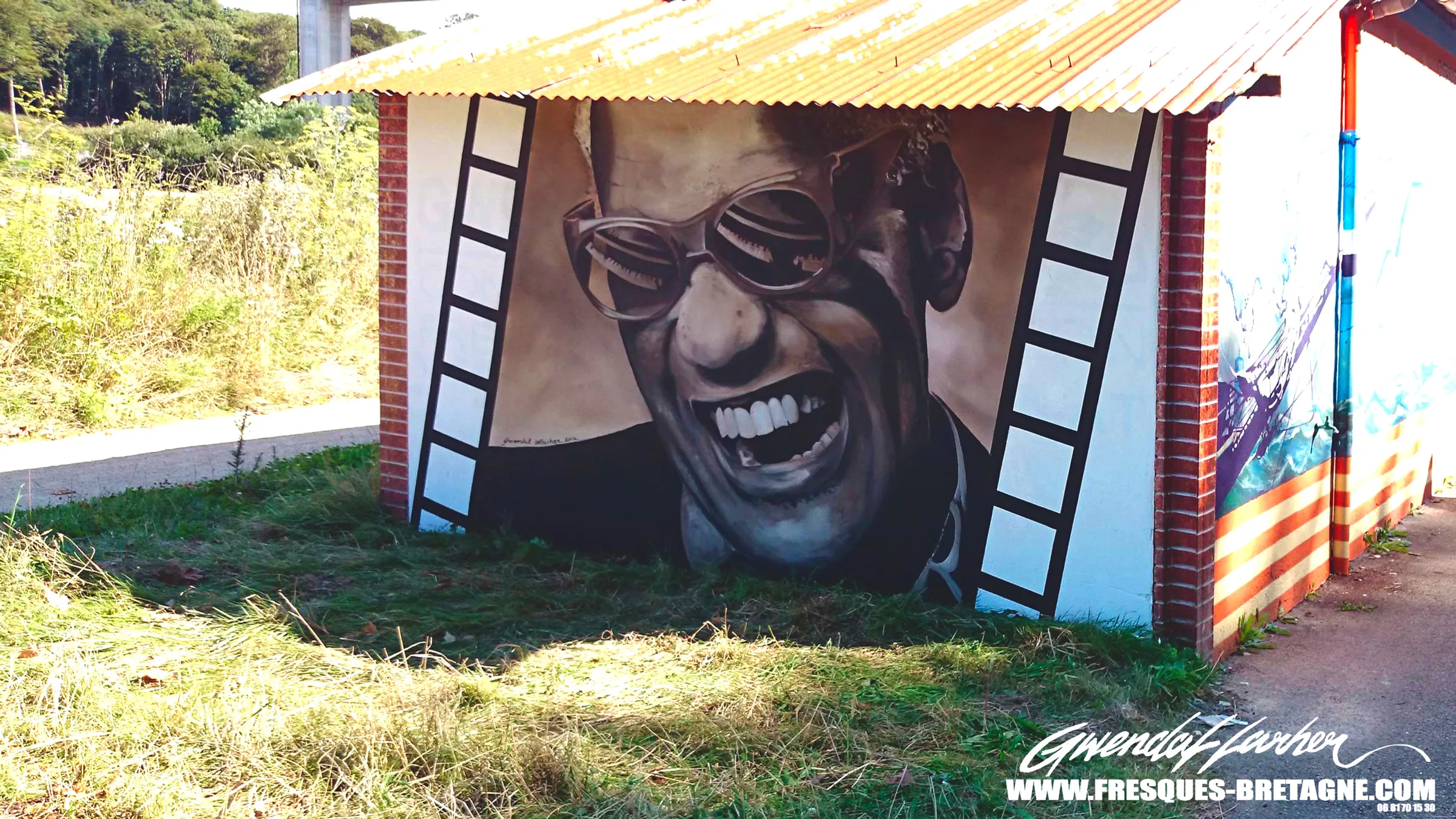 Portrait street art de Ray Charles peint par un artiste graffeur, mur de venelle à Morlaix